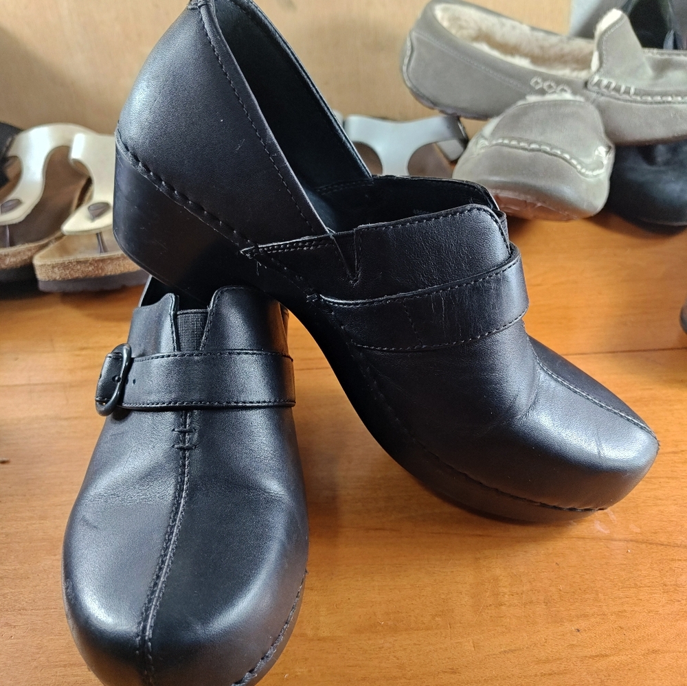 Dansko Solstice Black Leather Split Toe Button Strap Clog – Women’s Size 39 - Picture 3 of 12